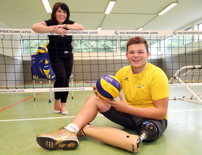 Oma Gabriela und Unfallopfer Tom mit Beinprothese