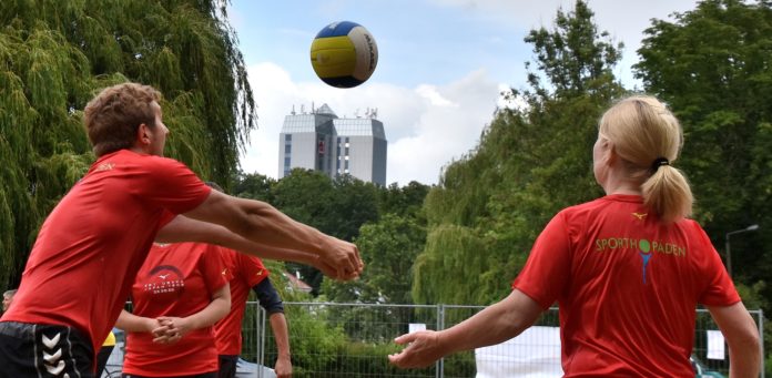Pritschen mit den Kollegen: Das Firmenturnier begeistert die Unternehmen in der Region. Insgesamt 32 Teams treten gegeneinander an. Foto: PM