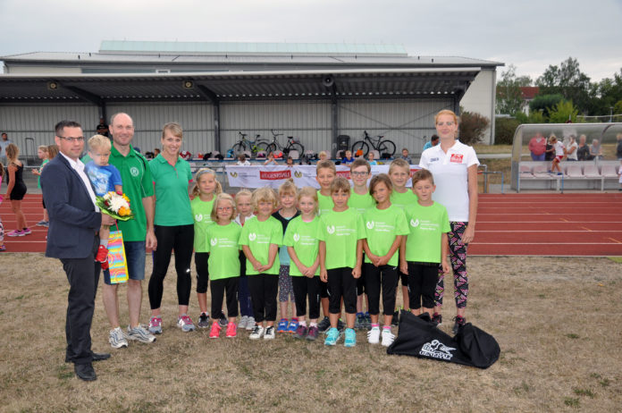 Große Freude beim SV Regis-Breitingen: Sponsor Thomas Weiser übergab am vergangenen Freitag die Trikots. Der Vereinsabteilungsleiter Leichtathletik Uwe Enge, Bambini-Trainerin Annett Schmidt und Übungsgruppen-Trainerin Marie Pfeifer mit ihren Mini-Sportlern bedanken sich für die Unterstützung (von links).Foto: privat