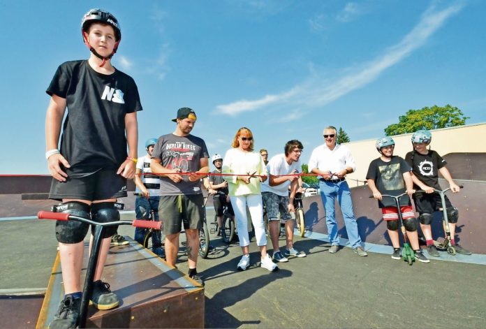 Auf eine allzeit unfallfreie Fahrt über die Rampen: Staatsministerin Petra Köpping und OBM Jörg Röglin gaben Ende Juli den neuen Skatepark im Beisein vieler künftiger Nutzer frei.Foto: Roger Dietze