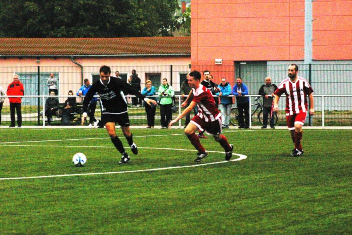 Der Groitzscher Robert Kummer (li.) und der Neukirchner Kevin Schleifer (Mitte) streben zum Ball.Foto: wr