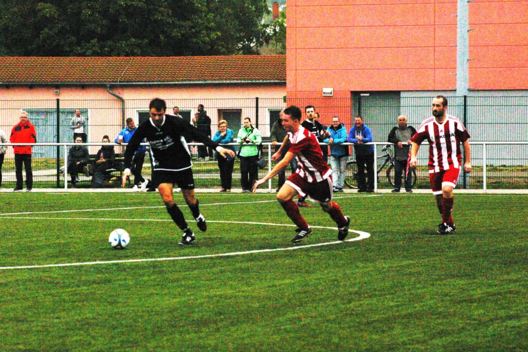 Der Groitzscher Robert Kummer (li.) und der Neukirchner Kevin Schleifer (Mitte) streben zum Ball.Foto: wr