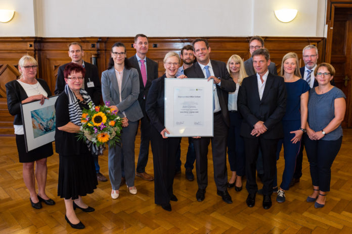 Martin Jonas (7.v.r), Regionalgeschäftsführer Sachsen der Sana AG, nahm die Auszeichnung von Regina Kraushaar (6.v.l.), Staatssekretärin im Sächsischen Staatsministerium für Soziales und Verbraucherschutz, entgegen. Foto: PM