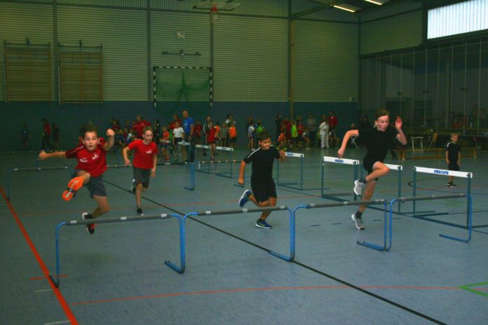 Den 30-m-Hürdenlauf der Akl. M10 gewann nach 6,89 Sek. Richard Langer (li.) vom LAT Borna vor Tom Hammer (2.v.re.) und Moritz Gutmann (re., beide ESV Lok Beucha).Foto: wr
