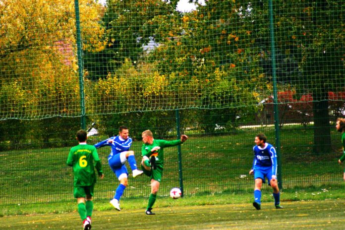 Der Regiser Thomas Bauer (blau, 2.v.li.) trimmte den Ball zum Regiser 1:1-Torschützen Tino Naumann.Foto: wr