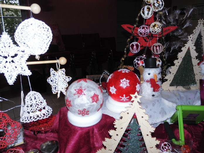 Die Adventsmesse im Volkshaus bietet alles, was das „Weihnachtsherz“ begehrt: Bilder, Karten, Schmuck, Schnitzereien oder auch Häkeleien. Foto: Stadtverwaltung Pegau