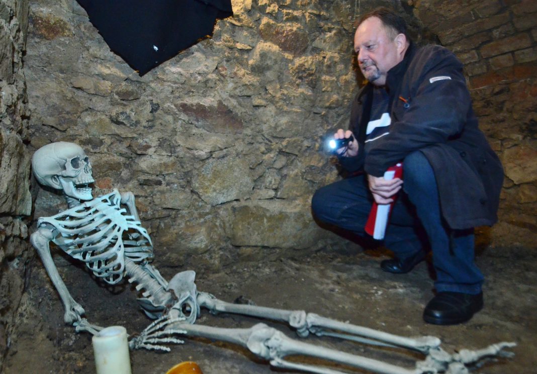 Dunkles Grimma: Kriminalhauptkommissar Holger Heydrich leitet die Teilnehmer der Kriminal-Führung unter anderem ins Rathaus-Verlies.Foto: Roger Dietze