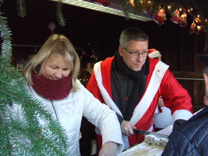 Bürgermeister Maik Kunze schneidet am 8. Dezember ab 15 Uhr den Stollen an. Der Erlös aus dem Verkauf geht an die Deutsche Knochenmarkspender-Datei. Foto: Stadtverwaltung Groitzsch