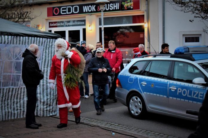 Im vergangenen Jahr fuhr der Weihnachtsmann mit der Polizei vor. Wie es in diesem Jahr sein wird, bleibt noch ein Geheimnis. Foto: PM
