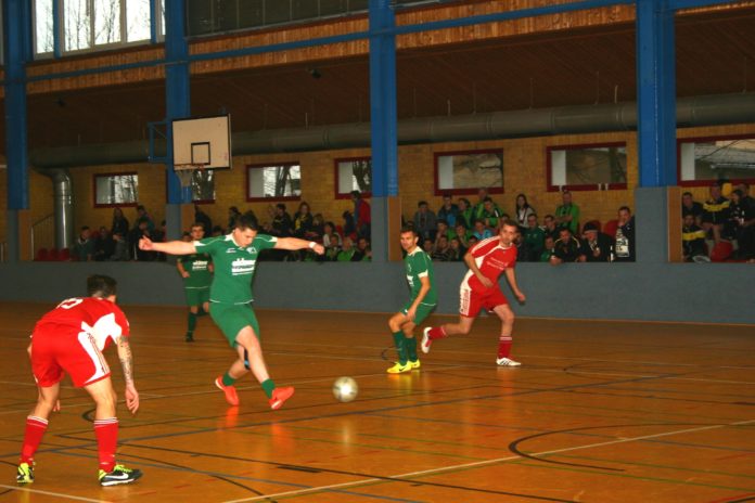 Trotz schweißtreibenden Agierens verloren die Frohburger um Marcel Badstübner (3. v.re., grün) das Finale gegen die Neukirchener um Marcus Hahn (re.). Foto: wr