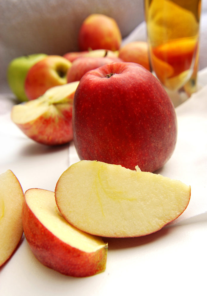 Äpfel, ganz und aufgeschnitten
