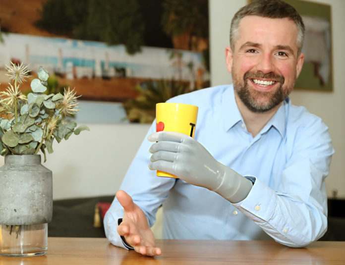 Prof. Bertolt Meyer - Roboterhand