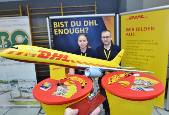 Global Player in der Provinz: Selbst DHL rührte in Person von Lisa-Maria Förster und Thomas Fischer unlängst in Grimma die Werbetrommel für seine Ausbildungsangebote.Foto: Roger Dietze
