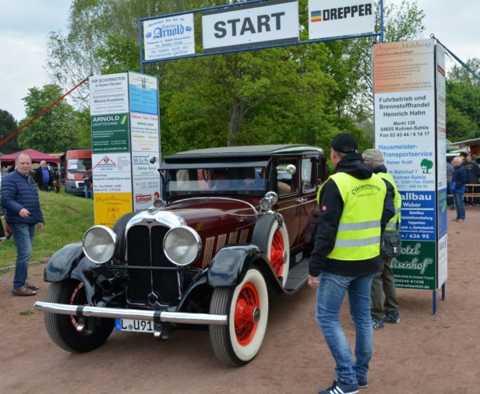 In Espenhain haben am 1. Mai die Oldtimer bei einer Rundfahrt schon mal für die Sachsenmeisterschaft geprobt. Foto: Frank Steinbach