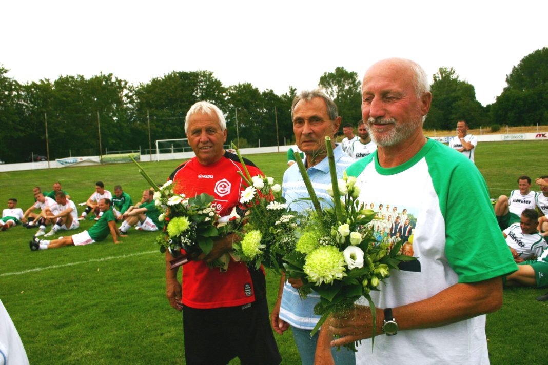 Vielen Fans sind diese ehemaligen DDR-Oberligaspieler der damaligen BSG Chemie Böhlen in bester Erinnerung: Torschützenkönig Klaus Havenstein, Jochen Kunath und Rolf Tröger.(v.li.) während der Ehrung.Foto: wr