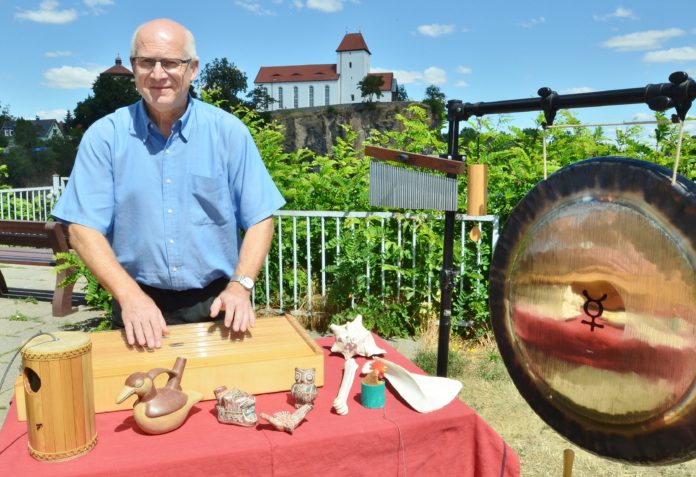 Mit allen Sinnen: In Beucha lädt der Musik- und Klangtherapeut Friedhelm Bretschneider Alt und Jung zu einem Konzert mit Effekt- und Klanginstrumenten in die dortige Bergkirche ein.Foto: Roger Dietze