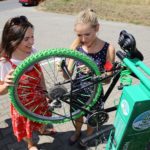 5 &ndash; Studenten nutzen die Fahrrad-Selbsthilfewerkstatt &ndash; Foto Andreas Schmidt