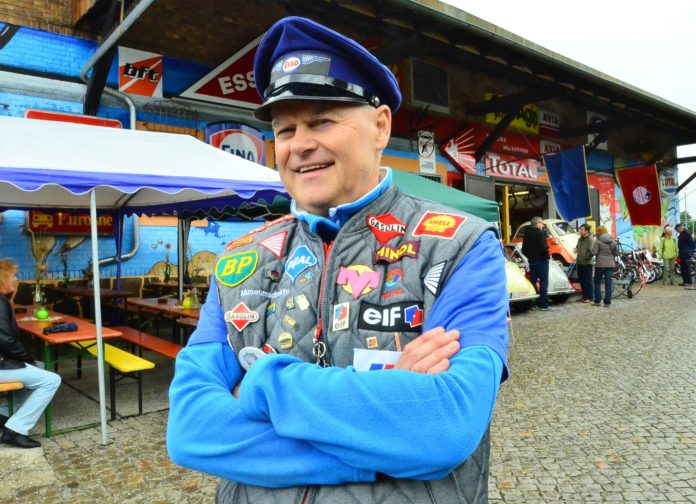 Steht zu seiner Macke: Frank Altner hat sich in einem alten Güterschuppen seinen Traum von einem Tankstellen-Museum erfüllt.Foto: Roger Dietze