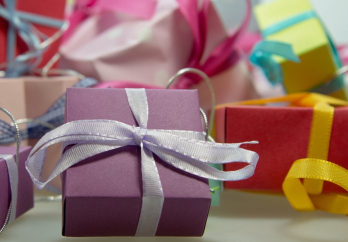 Zur Kinderweihnachtsfeier am 5. Dezember in Borna sollen wieder 130 Kinder Geschenke bekommen. Foto: Michael Schwarzenberger pixabay