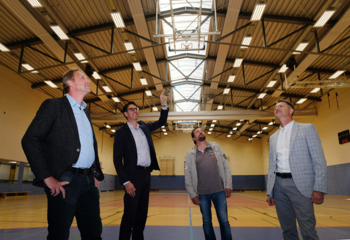 LEDs für die Turnhalle/Beleuchtungs-Deal zwischen Stadtwerken und Stadt