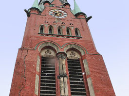 Gewaltig: Der m&auml;chtige Riss am Turm der 1906 eingeweihten Br&uuml;derkirche in Altenburg ist inzwischen saniert. Foto: Gabriele G&uuml;nther