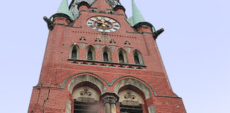 Gewaltig: Der mächtige Riss am Turm der 1906 eingeweihten Brüderkirche in Altenburg ist inzwischen saniert. Foto: Gabriele Günther