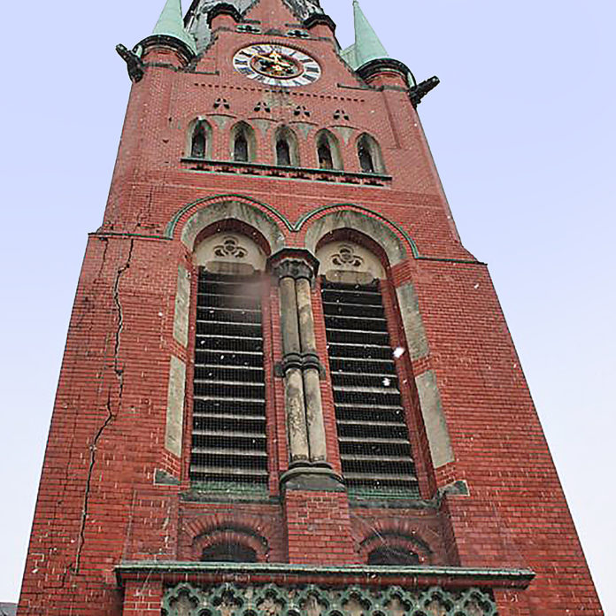 BrüderkircheAltenburg_Sanierung_IMG_4914a_Foto_GabrieleGünther Gewaltig: Der mächtige Riss am Turm der 1906 eingeweihten Brüderkirche in Altenburg ist inzwischen saniert. Foto: Gabriele Günther