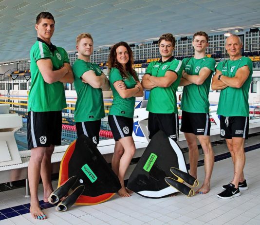 Sie freuen sich schon auf die WM im Juli in Tomsk: Die DHfK-Finswimmer Duncan Gaida, Sidney Zeuner, Elena Poschart, Max Poschart, Justus M&ouml;rstedt mit Trainer Lutz Riemann (v.l.). Foto: SC DHfK Leipzig