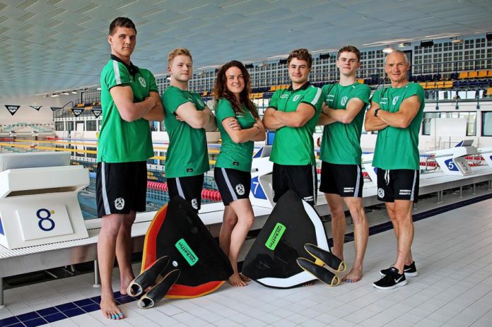 Sie freuen sich schon auf die WM im Juli in Tomsk: Die DHfK-Finswimmer Duncan Gaida, Sidney Zeuner, Elena Poschart, Max Poschart, Justus M&ouml;rstedt mit Trainer Lutz Riemann (v.l.). Foto: SC DHfK Leipzig