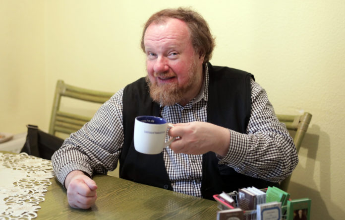 Auf einem Kaffee mit Karsten Pietsch bei Traudel Thalheim in Leipzig Kabarettist Karsten Pietsch gehörte elf Jahren zum Kindersprech-Ensemble von Radio DDR. Foto: André Kempner