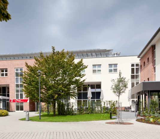 Patienten und ihre Besucher k&ouml;nnen die Besuchszeit wieder bei Kaffee und Kuchen in der Cafeteria verbringen. Foto: Carsten Schenker