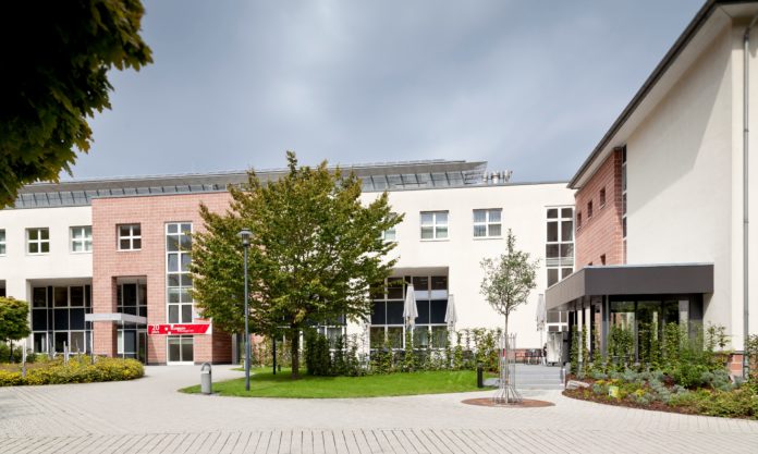 Patienten und ihre Besucher k&ouml;nnen die Besuchszeit wieder bei Kaffee und Kuchen in der Cafeteria verbringen. Foto: Carsten Schenker