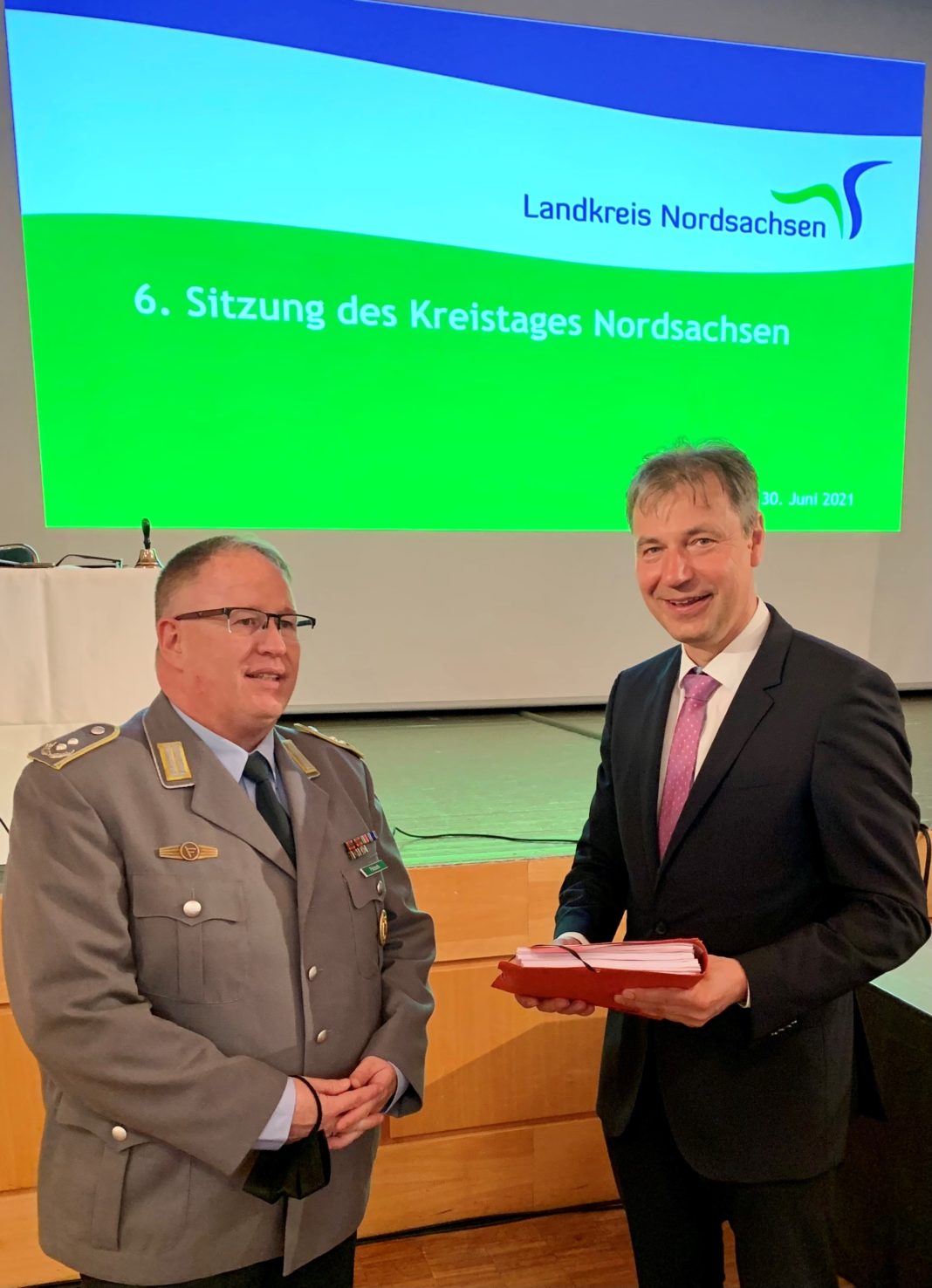 Landrat Kai Emanuel (r.) und Oberstleutnant d. R. Torsten Pötzsch. Foto: LRA/Seidler