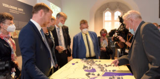 Im Beisein von Ministerpräsident Michael Kretschmer (2.v.l.) und vielen weiteren Gästen wurde die Sonderausstellung im Schloss Hartenfels eröffnet. Foto: LRA/Bley