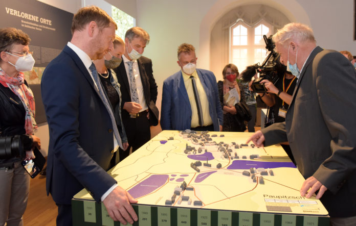 Im Beisein von Ministerpr&auml;sident Michael Kretschmer (2.v.l.) und vielen weiteren G&auml;sten wurde die Sonderausstellung im Schloss Hartenfels er&ouml;ffnet. Foto: LRA/Bley