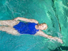 R&uuml;ckenschwimmen ist ideal bei R&uuml;ckenproblemen. Foto: Lutz Weidler