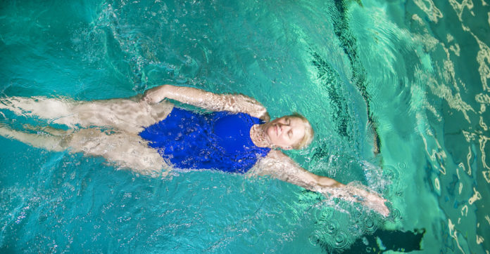 HeliosKlinik_Foto_LutzWeidler Rückenschwimmen ist ideal bei Rückenproblemen. Foto: Lutz Weidler