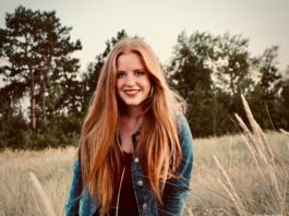 Sie liebt die Vielfalt der Musik und die Herausforderung der unterschiedlichen M&ouml;glichkeiten: Die Singer/Songwriterin Lena Hauptmann. Foto: Dan Baron