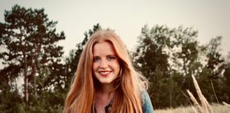 Sie liebt die Vielfalt der Musik und die Herausforderung der unterschiedlichen Möglichkeiten: Die Singer/Songwriterin Lena Hauptmann. Foto: Dan Baron