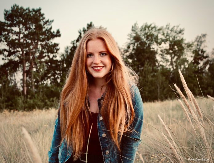 Sie liebt die Vielfalt der Musik und die Herausforderung der unterschiedlichen M&ouml;glichkeiten: Die Singer/Songwriterin Lena Hauptmann. Foto: Dan Baron