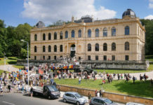 Begleitet von Trommlern von „Como Vento“ und einer großen Zahl von Schaulustigen zog die „Mary Jane“ bis zum Lindenau-Museum. Foto: Ralf Miehle