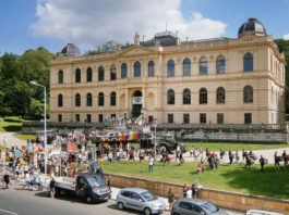 Begleitet von Trommlern von &bdquo;Como Vento&ldquo; und einer gro&szlig;en Zahl von Schaulustigen zog die &bdquo;Mary Jane&ldquo; bis zum Lindenau-Museum. Foto: Ralf Miehle