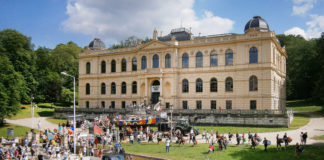 Begleitet von Trommlern von „Como Vento“ und einer großen Zahl von Schaulustigen zog die „Mary Jane“ bis zum Lindenau-Museum. Foto: Ralf Miehle