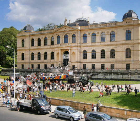 Begleitet von Trommlern von &bdquo;Como Vento&ldquo; und einer gro&szlig;en Zahl von Schaulustigen zog die &bdquo;Mary Jane&ldquo; bis zum Lindenau-Museum. Foto: Ralf Miehle
