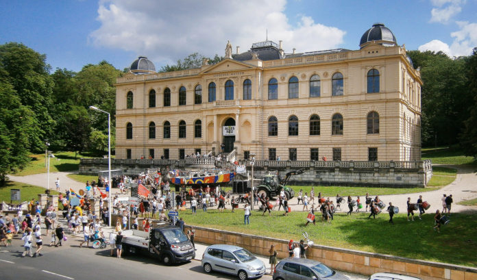 Begleitet von Trommlern von &bdquo;Como Vento&ldquo; und einer gro&szlig;en Zahl von Schaulustigen zog die &bdquo;Mary Jane&ldquo; bis zum Lindenau-Museum. Foto: Ralf Miehle