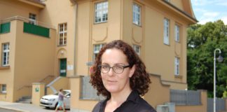 Christine Münstermann vor dem Sitz der Beratungsstelle in der Carl-von-Ossietzky-Straße 19 in Altenburg. Foto: Ralf Miehle