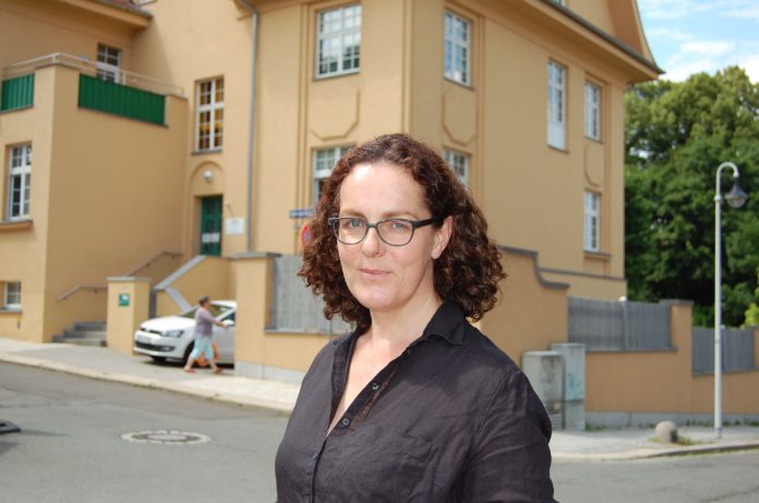 Christine M&uuml;nstermann vor dem Sitz der Beratungsstelle in der Carl-von-Ossietzky-Stra&szlig;e 19 in Altenburg. Foto: Ralf Miehle