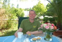 Gärtnermeister mit Leib und Seele: Der stadtbekannte Oliver Brehmer führt den weithin bekannten Familienbetrieb, der seit 1895 existiert, mittlerweile in vierter Generation und engagiert sich darüber hinaus auf vielfältige Weise in seiner Heimatstadt. Foto: Ralf Miehle