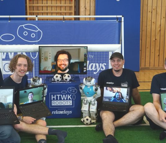 Die HTWK Robots freuen sich &uuml;ber Bronze bei der RoboCup-WM 2021. Teammitglieder (in Pr&auml;senz, v.l.n.r.): Tobias Jagla, Felix Loos, Stephan Bischoff und J&ouml;rg Schlie&szlig;er. Foto: HTWK Leipzig