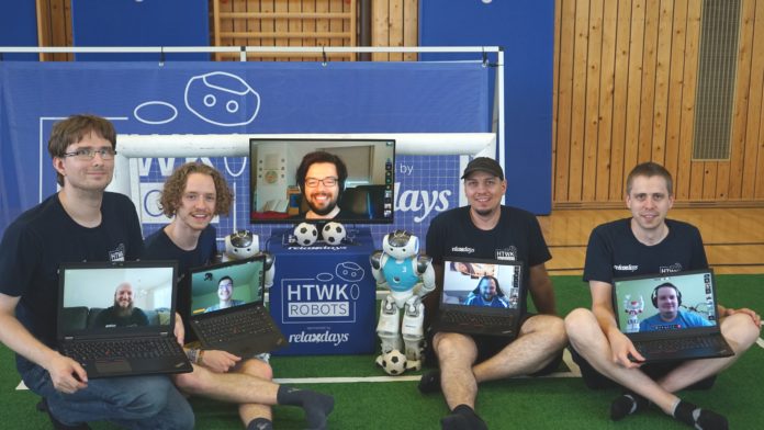 Robocup Die HTWK Robots freuen sich über Bronze bei der RoboCup-WM 2021. Teammitglieder (in Präsenz, v.l.n.r.): Tobias Jagla, Felix Loos, Stephan Bischoff und Jörg Schließer. Foto: HTWK Leipzig